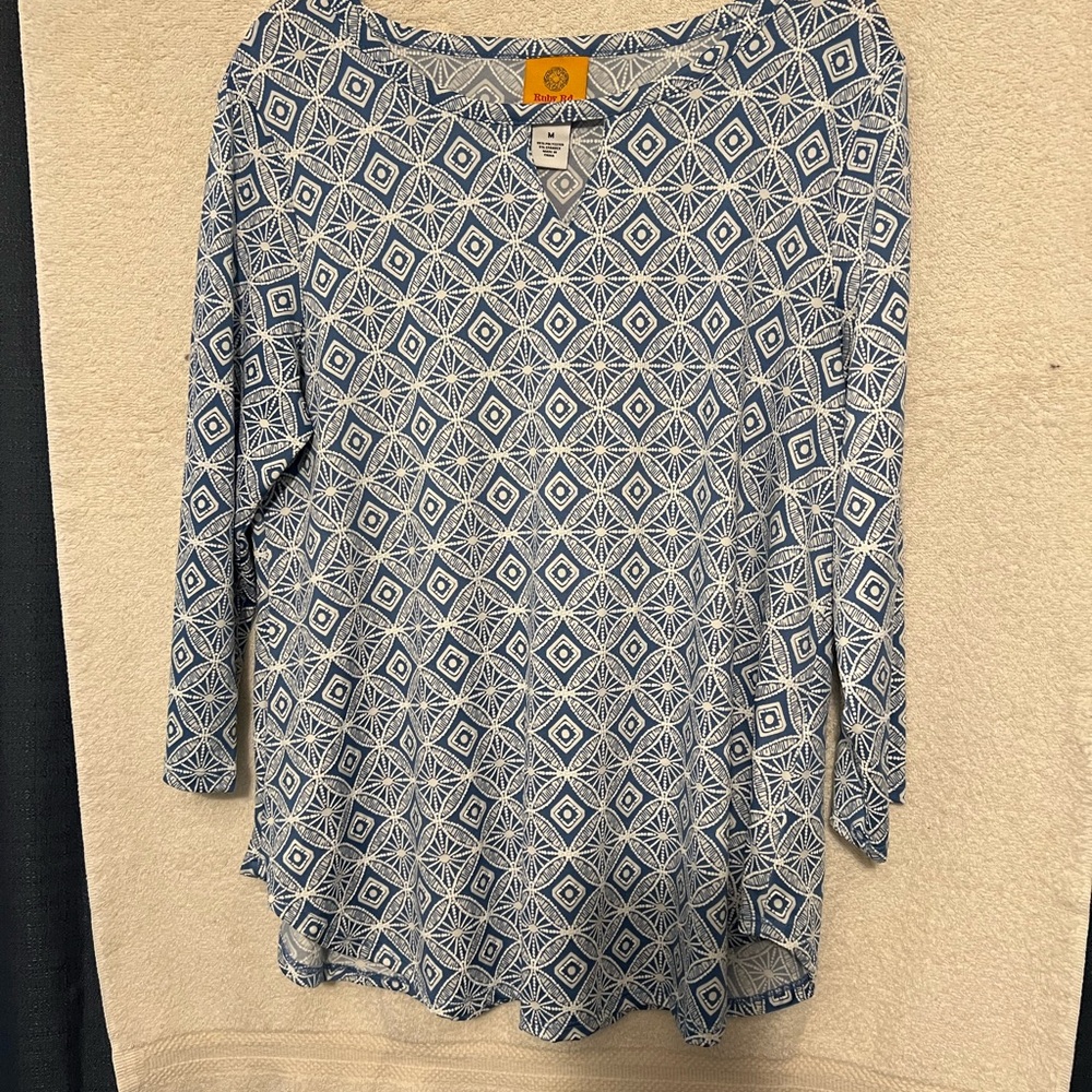 NWOT Ruby Rd. Blue and White Geometric Diamond Pattern Shirt.